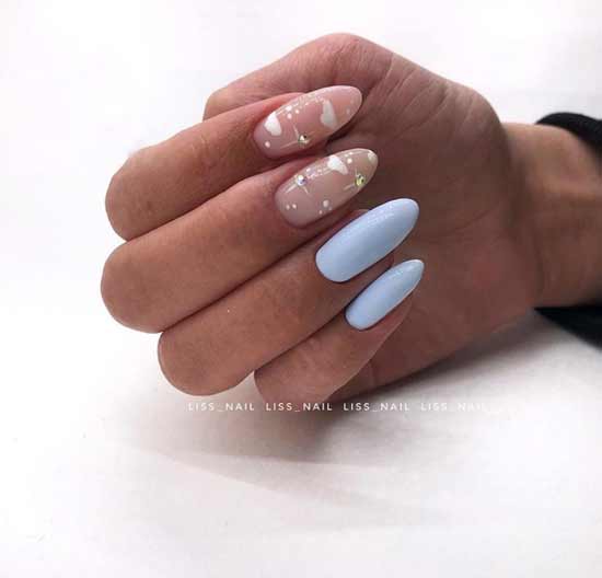 Manucure bleue avec des nuages