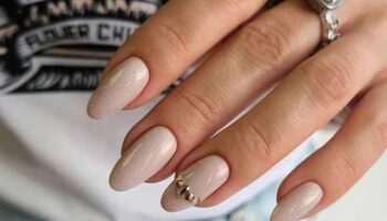 Manucure nue avec des paillettes