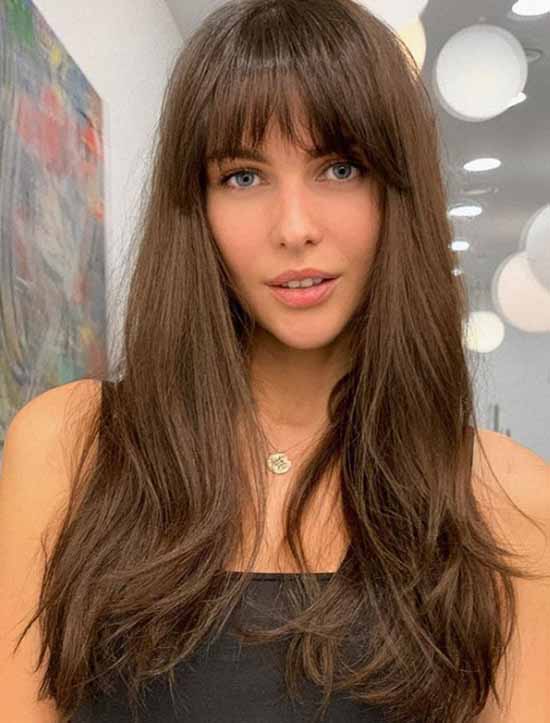 Les meilleures coupes de cheveux avec une frange 2021: photos, formes à la mode
