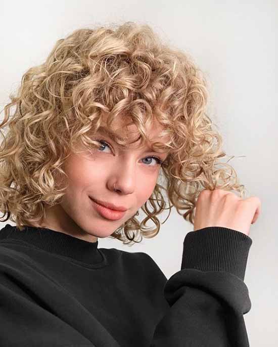 Les meilleures coupes de cheveux avec une frange 2021: photos, formes à la mode