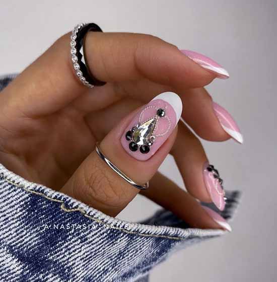 Manucure avec strass et paillettes