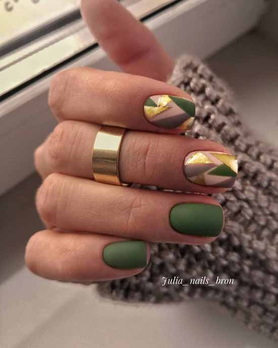 Kaki avec manucure dorée