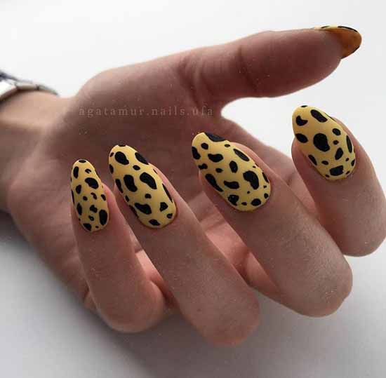 Manucure jaune avec imprimé noir