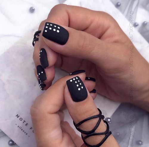 Manucure noir mat à pois blancs