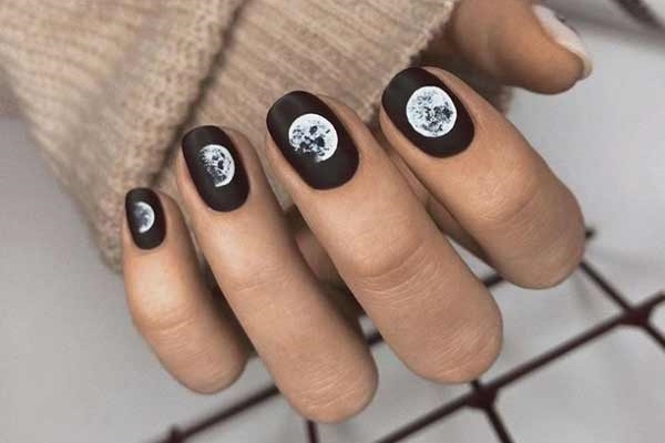 Belle manucure en noir et blanc