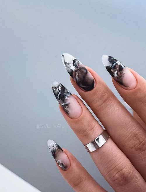 Ongles longs de manucure en marbre