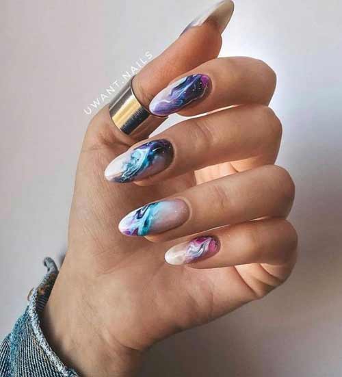 Manucure en marbre dans un style nautique