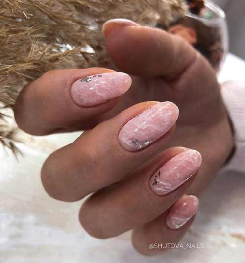 Marbre délicat à peine perceptible sur les ongles