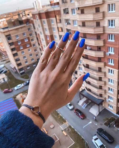 Manucure bleue