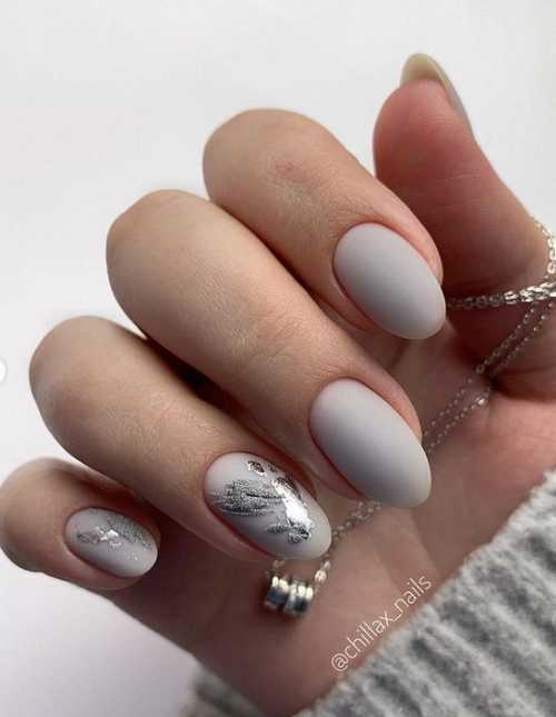 Manucure grise 2021-2022: design, ongles dans les tons gris, photo