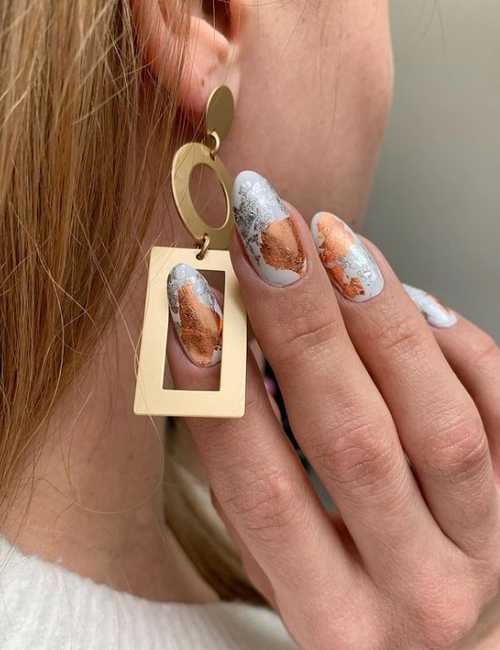 Manucure grise 2021-2022: design, ongles dans les tons gris, photo