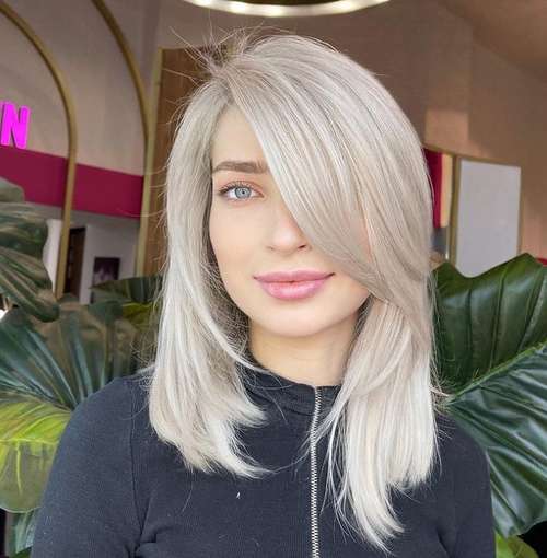 Coupe de cheveux blonde à la mode