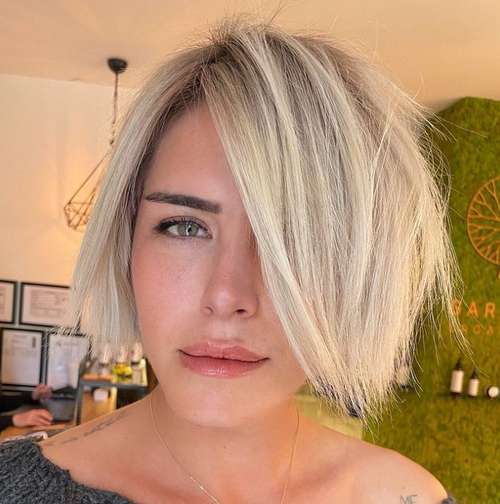 Les meilleures coupes de cheveux pour cheveux raides 2021 : photos, tendances