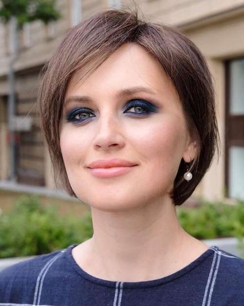 Les meilleures coupes de cheveux pour cheveux raides 2021 : photos, tendances