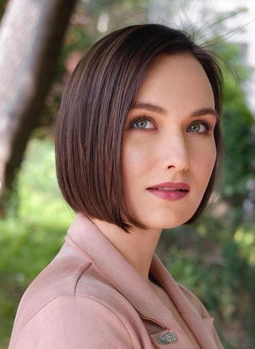 Les meilleures coupes de cheveux pour cheveux raides 2021 : photos, tendances