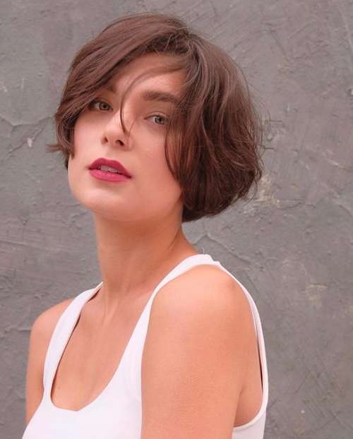 Les meilleures coupes de cheveux pour cheveux raides 2021 : photos, tendances