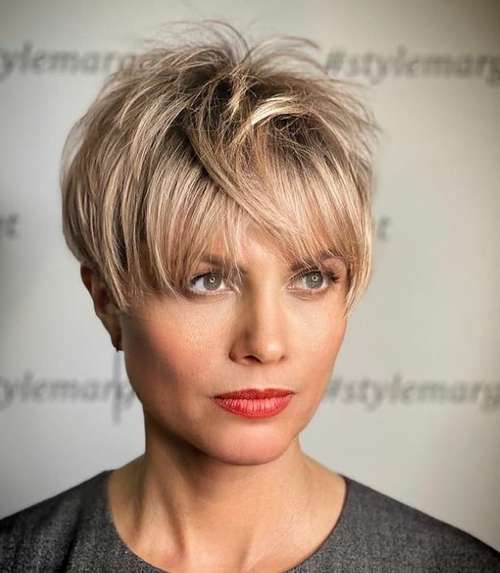 Les meilleures coupes de cheveux pour cheveux raides 2021 : photos, tendances