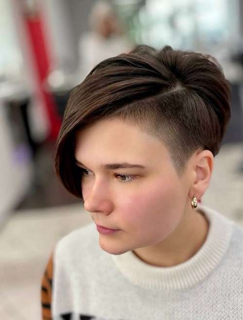 Coupe de cheveux femme en contre-dépouille