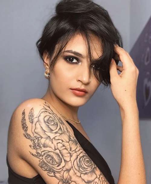 Les meilleures coupes de cheveux pour cheveux raides 2021 : photos, tendances