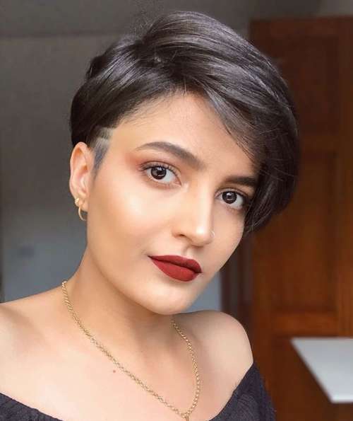 Les meilleures coupes de cheveux pour cheveux raides 2021 : photos, tendances