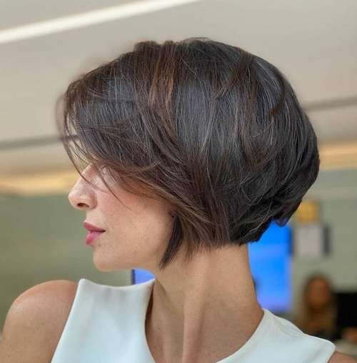 Les meilleures coupes de cheveux pour cheveux raides 2021 : photos, tendances