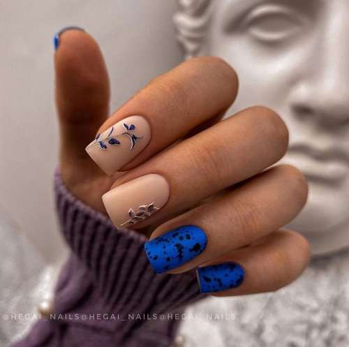 Bleu avec manucure beige
