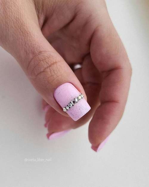Manucure rose 2021: nouveautés à la mode de la manucure rose