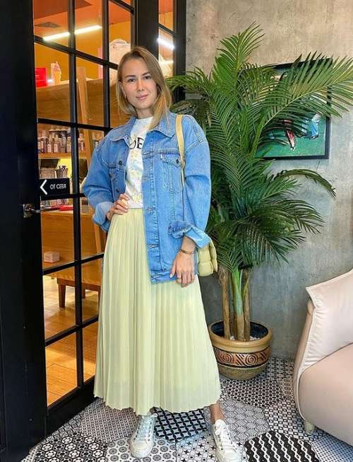 Jupe midi 2021: quoi porter, les mannequins en photo