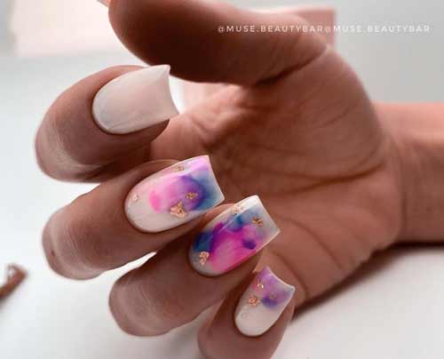 Taches d'aquarelle sur les ongles