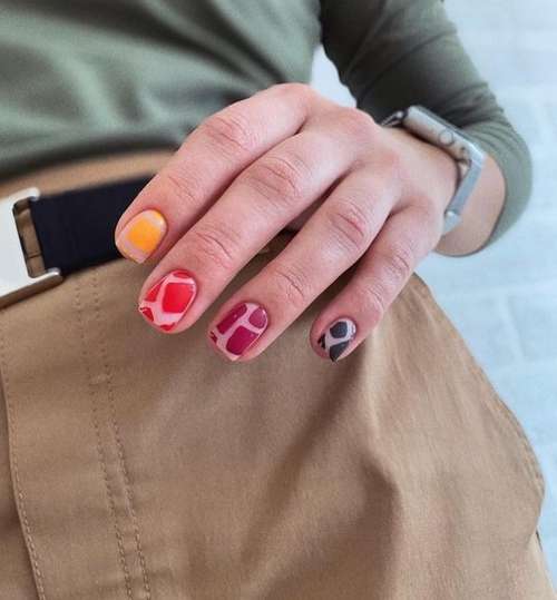 Manucure avec un motif pour les ongles courts: tendances 2021, photos