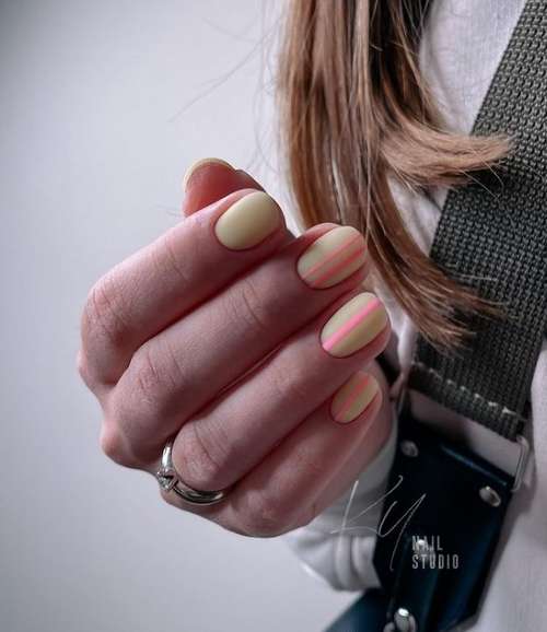 Manucure avec un motif pour les ongles courts: tendances 2021, photos