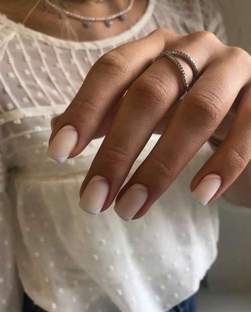 Manucure lunaire 2021-2022: photos, nouveaux designs d'ongles
