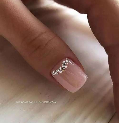 Manucure lunaire 2021-2022: photos, nouveaux designs d'ongles