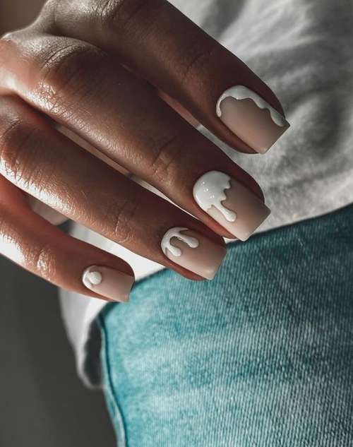 Manucure lunaire 2021-2022: photos, nouveaux designs d'ongles