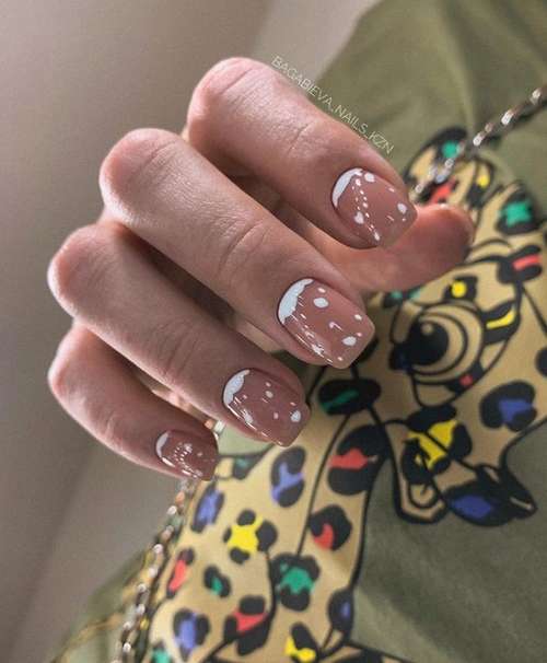 Manucure lunaire 2021-2022: photos, nouveaux designs d'ongles