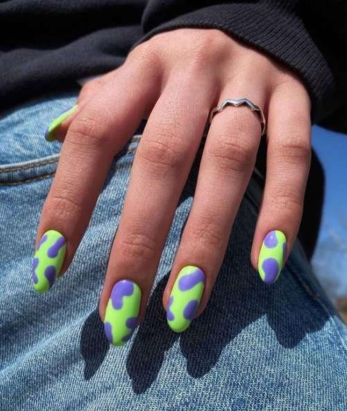 Imprimé animal et néon sur les ongles