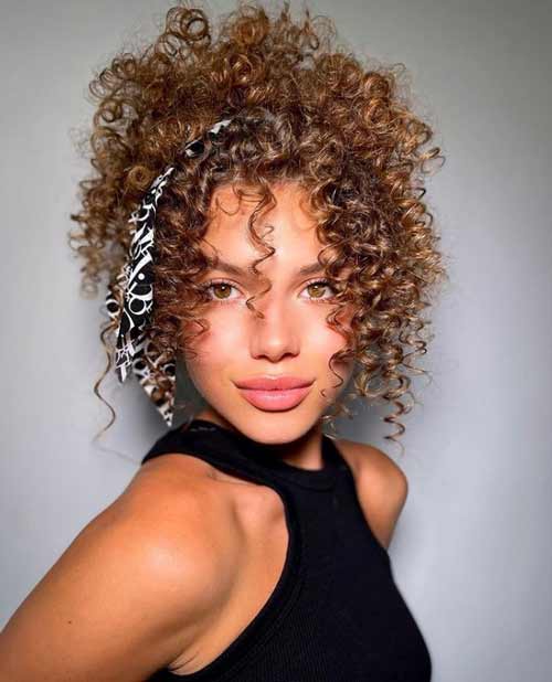Coiffure frisée