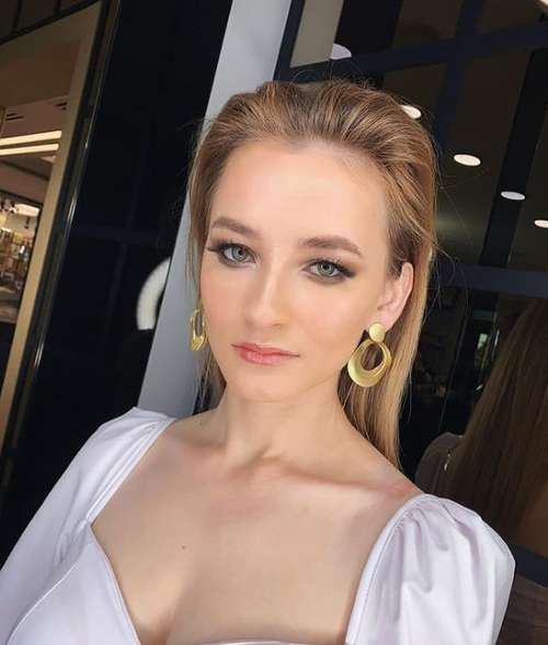 Coiffures pour cheveux mi-longs pour filles: tendances 2021, photos, actualités