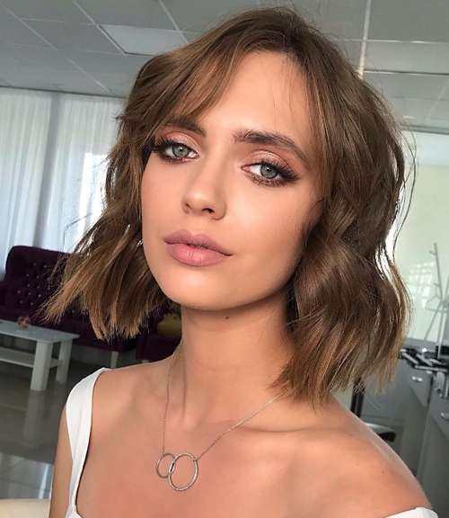 Coiffures pour cheveux mi-longs pour filles: tendances 2021, photos, actualités