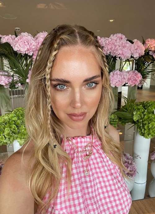Coiffures pour cheveux mi-longs pour filles: tendances 2021, photos, actualités