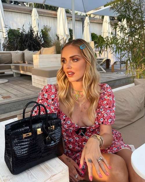 Coiffures pour cheveux mi-longs pour filles: tendances 2021, photos, actualités