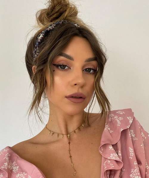 Coiffures pour cheveux mi-longs pour filles: tendances 2021, photos, actualités