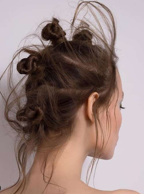 Coiffures pour cheveux mi-longs pour filles: tendances 2021, photos, actualités