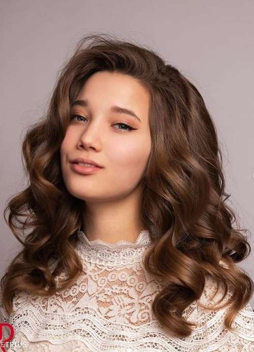 Coiffures pour cheveux mi-longs pour filles: tendances 2021, photos, actualités
