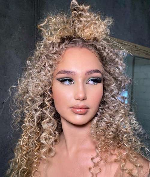 Coiffures pour cheveux mi-longs pour filles: tendances 2021, photos, actualités