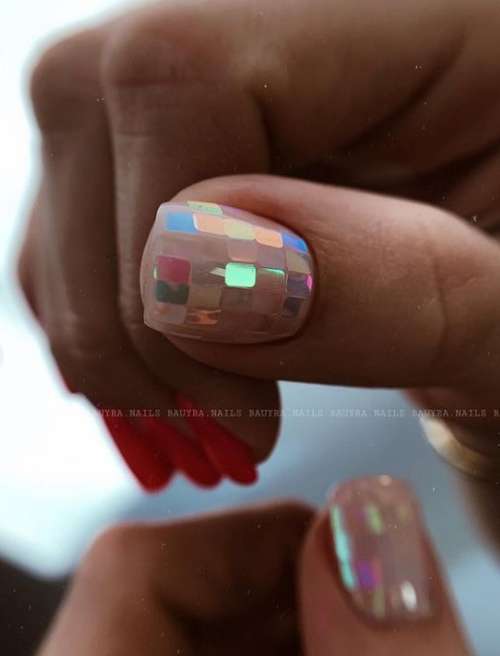 Feuille de verre brisé et ongles rouges