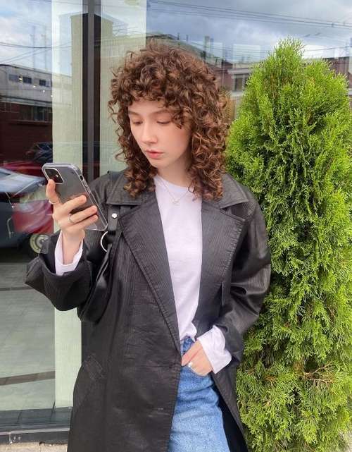 Coupes de cheveux à la mode 2021 pour cheveux bouclés: actualités, tendances, photos