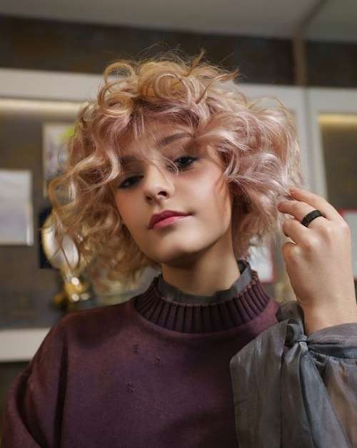 Coupes de cheveux à la mode 2021 pour cheveux bouclés: actualités, tendances, photos