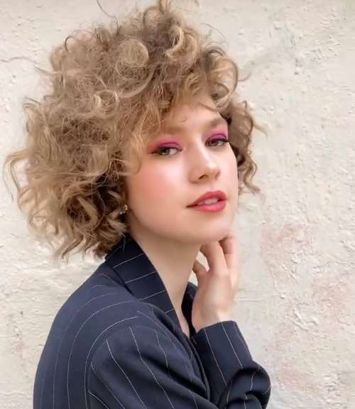 Coupes de cheveux à la mode 2021 pour cheveux bouclés: actualités, tendances, photos
