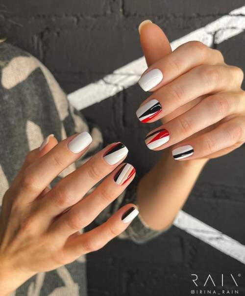 Ongles blancs à rayures multicolores